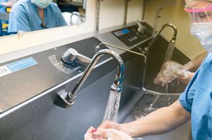lavandino chirurgico 2 postazioni / in acciaio inossidabile / con distributore di sapone a infrarossi / con rubinetto a infrarossi