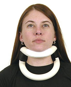 collare cervicale rigido / con apertura per tracheotomia / C3 / per adulto