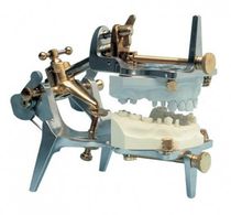 Articolatore dentale completamente regolabile...