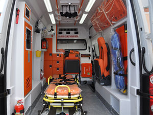 ambulanza per terapia intensiva / furgone / con compartimenti / furgoncino