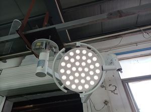 lampada scialitica a soffitto 1