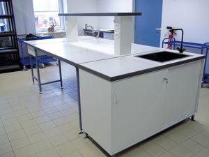 banco da laboratorio con lavandino
