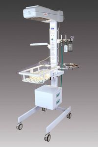 tavolo di rianimazione neonatale con lampada per fototerapia