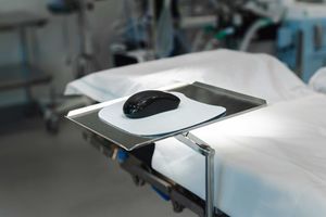tavolo portastrumenti su tavolo operatorio