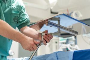 tavolo portastrumenti su tavolo operatorio