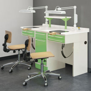 postazione di lavoro per laboratorio odontotecnico con illuminazione