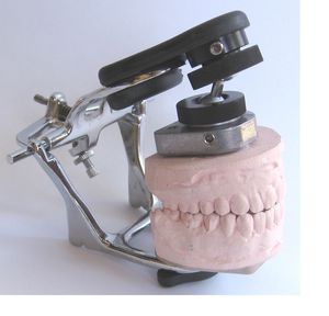 articolatore dentale completamente regolabile