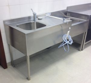 stazione di lavaggio salme ad altezza regolabile 1