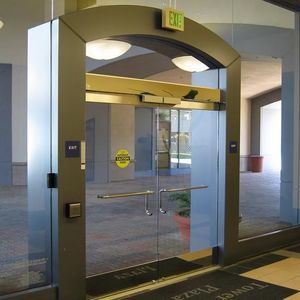sistema di automazione per porta per sala di ospedale