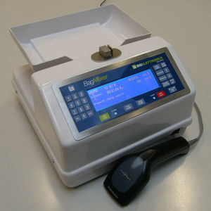 monitor per donazioni di sangue con lettori di codice a barre