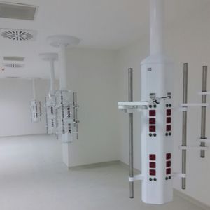 braccio di distribuzione / a soffitto / con ripiani / con braccio portamonitor