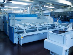 piegatrice per lenzuola con sistema di impilamento