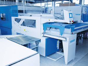 piegatrice per lenzuola con sistema di impilamento