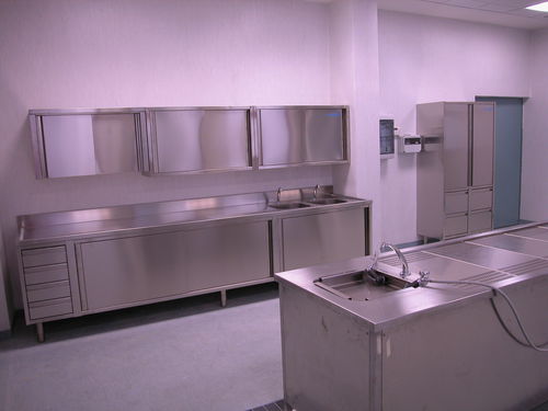 Sala autoptica per struttura sanitaria - comfit s.r.l - per fabbricazione di cateteri