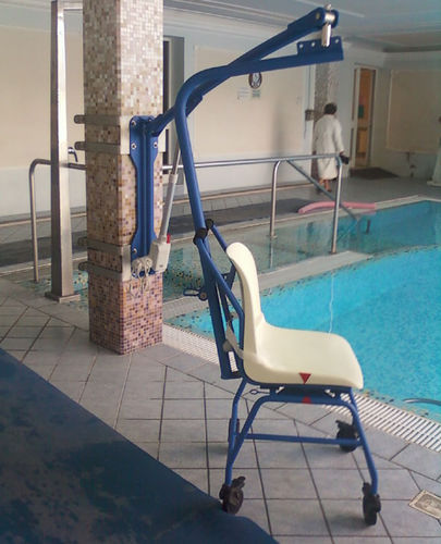 Sollevapersone a batteria - F130  - DiGi Project - a muro / per piscina / elevatrice