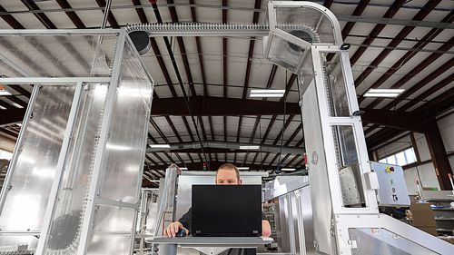 Trasportatore a catena - Körber Pharma - per l'industria farmaceutica / aereo / modulare