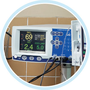 Monitor multiparametrico da tavolo - Q2 Plus™  - ICU Medical - ECG / PNI / SpO2