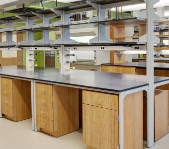 Banco da laboratorio in acciaio inossidabile - OPTIMA™ series - Mott Manufacturing - ad isola / con ripiani