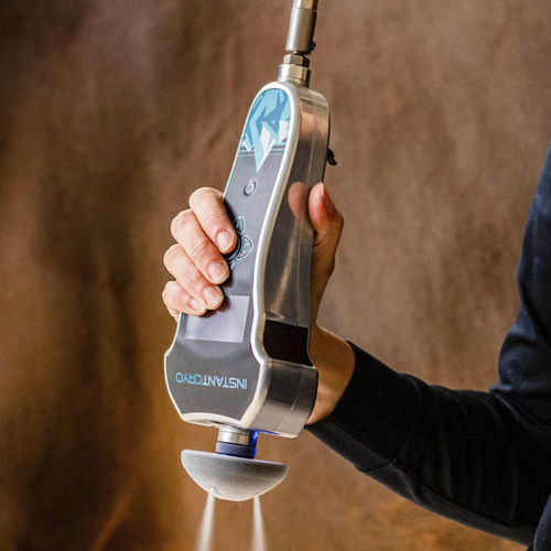 Unità di crioterapia veterinaria per equini - INSTANTCRYO ™ - ECB Equine Spa - a mano