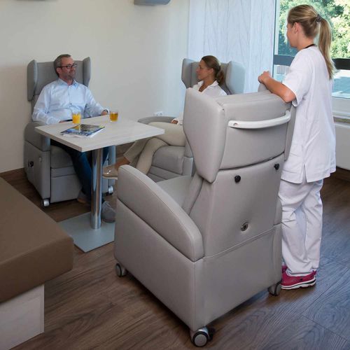Poltrona per sala d'attesa - VIANDOpflege&reg; - KRANICHConcept GmbH - convertibile / con rotelle
