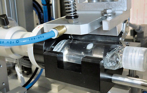 Etichettatrice per bottiglie - TNC-F - b+b Automations- und Steuerungstechnik GmbH - semiautomatica