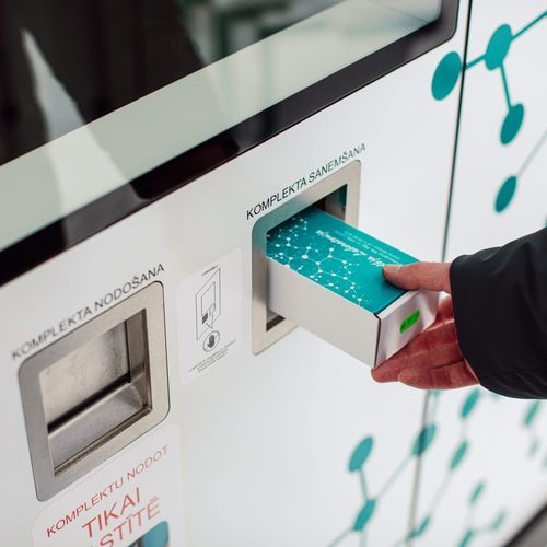 Sistema automatizzato di distribuzione di farmaci - NOVALab - NovaticLab - con raccolta di kit di test