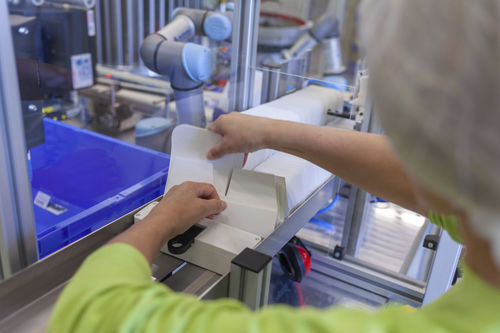 Macchina di assemblaggio per fabbricazione di dispositivi medicali - Silcoplast AG