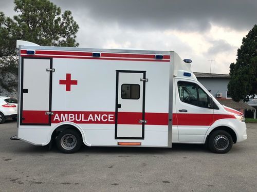 Ambulanza con compartimenti - eos ambulance - a 4 barelle / con ossigenoterapia
