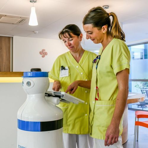 Robot di telepresenza per residenza sanitaria assistenziale - KOMPAÏ-1 / 2009 - KOMPAÏ robotics - teleassistenza
