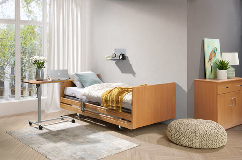 Letto per lungodegenza - PB 526 - Elbur sp. z o.o. sp.k. - elettrico / ad altezza regolabile / con sistema di bloccaggio delle ruote