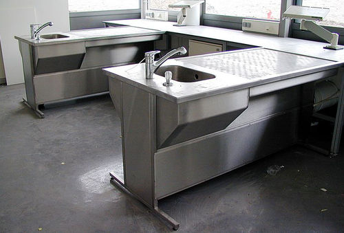 Workstation da laboratorio per macroscopia - UCS-E-2500-D - KUGEL medical GmbH & Co. KG - per preparazione di campioni / da terra / con ventilazione discendente