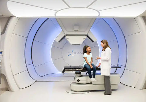 Ciclotrone per protonterapia con tavolo di posizionamento robotizzato - ProBeam - Varian Oncology - con scanner a raggi X integrato