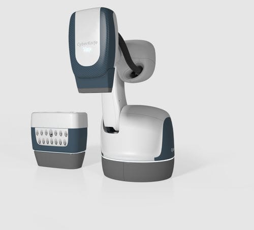 Acceleratore lineare di particelle radiochirurgia stereotassica - CyberKnife® - Accuray - con tavolo di posizionamento robotizzato / con braccio robotico multiasse