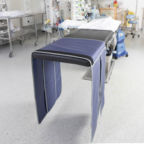 Tenda di radioprotezione raggi X - Bavolet  - Promega - montata su tavolo da visita / 0.50 mm
