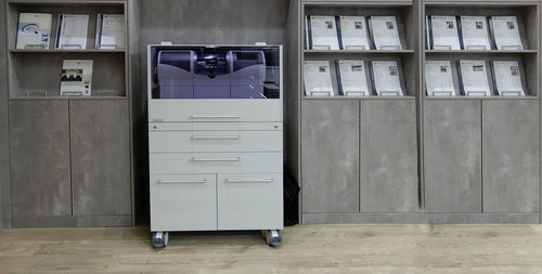 Postazione di lavoro per laboratorio odontotecnico per scanner 3D - FREUDING Labors GmbH dental + medical   - con ripiani / con cassetti / ad isola