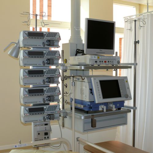 Colonnina di distribuzione a soffitto - M-GL03 - Medical Technologies LBI - per terapia intensiva / fisso / con ripiani
