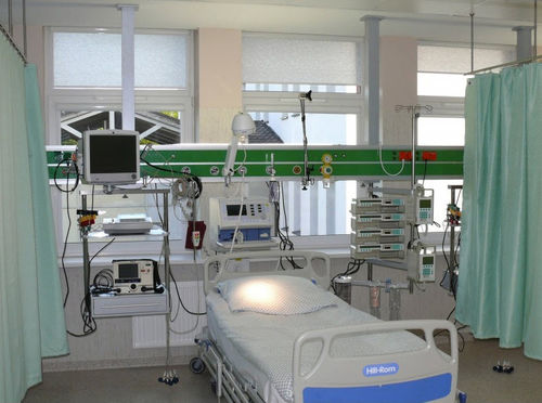 Trave tecnica a soffitto - M-GM - Medical Technologies LBI - per terapia intensiva / fisso / con ripiani