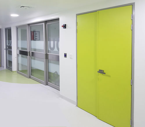 Porta in laminato ad alta pressione - KOMPAK SYSTEM - Grupsa - di protezione / per struttura sanitaria / battente