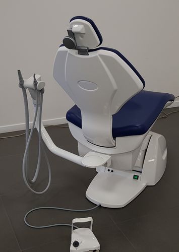 Riunito odontoiatrico con poggiatesta flessibile - PRO04-ASPI  - AIMAR FDM MONACO - con sistema di igiene / con portastrumenti / blu