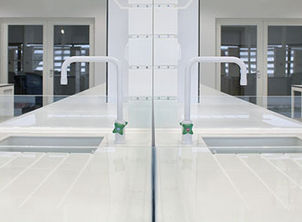Tavolo di procedura con lavandino - POLYPROPYLENE - LABORIAL SOLUÇÕES PARA LABORATÓRIO, S.A. - modulare