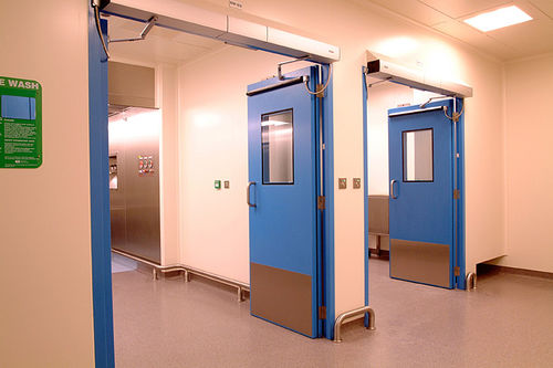 Porta per camera bianca - ClearSphere - battente / con rivestimento in poliestere / automatica