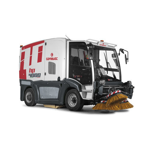 spazzatrice uomo a bordo - Comac