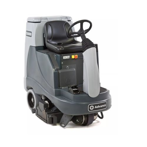 Lavamoquette per strutture sanitarie - ES4000™ - NILFISK - uomo a bordo