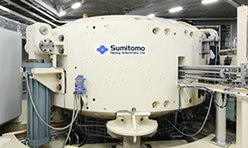 Ciclotrone per protonterapia con tavolo di posizionamento robotizzato - Sumitomo Heavy Industries