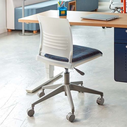 Sedia da ufficio con braccioli - Strive - KI - con rotelle / con tablet / pneumatica