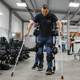 esoscheletro per riabilitazione per entrambe le gambe / alla postura eretta / marcia