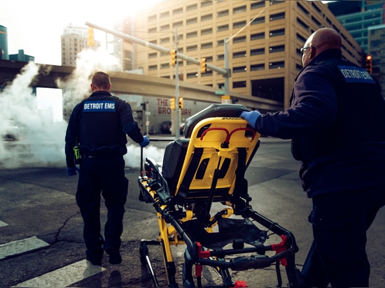 Presentazione del primo lettino per ambulanza collegato del settore.