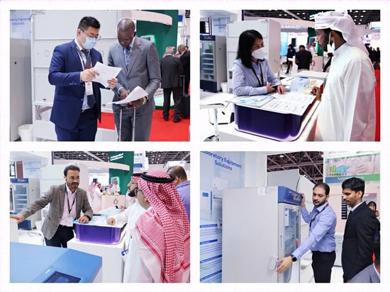 visitatore presso lo stand Haier Biomedical ad ArabLab