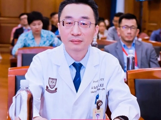 Guoyong Hu dà l'indirizzo