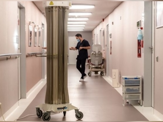 Robot di disinfezione a luce UV-C: Combattere efficacemente la Candida Auris
